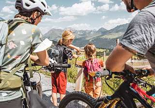 Biken mit der Familie in Arosa
