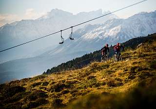 2 Biker in den Bergen im Herbst