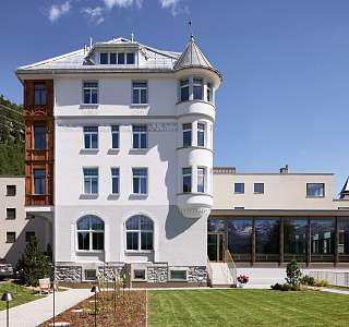 Sunstar Pontresina von aussen bei Sonnenschein